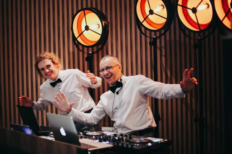5 kluczowych pytań do DJ-a na wesele, które pomogą uniknąć najczęstszych błędów