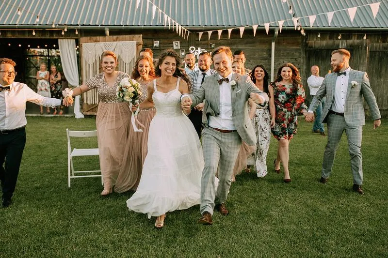 DJ czy zespół na wesele – klucz do udanej zabawy bez rozczarowań