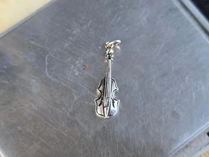 Gitara i skrzypce – odkryj różnice i unikalne cechy tych wyjątkowych instrumentów