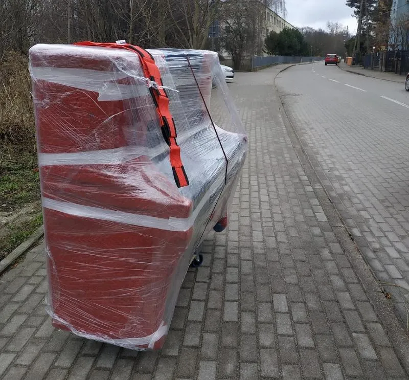 Jak przygotować się do transportu pianina Legnica M-100? Oto, ile waży i co warto wiedzieć!