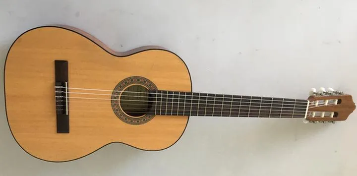 Odkryj magię używanej gitary – instrument z duszą i brzmieniem pełnym historii