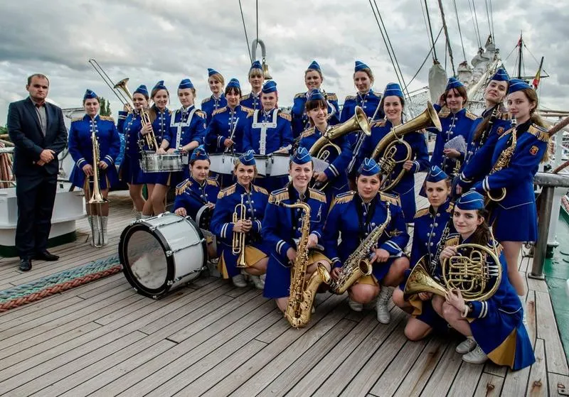 Poznaj instrumenty wchodzące w skład orkiestry dętej – pełna lista dla miłośników muzyki