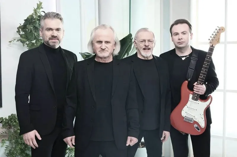 Sprawdź, jak łatwo zagrać "Biały krzyż" na gitarze – chwyty Czerwonych Gitar dla każdego