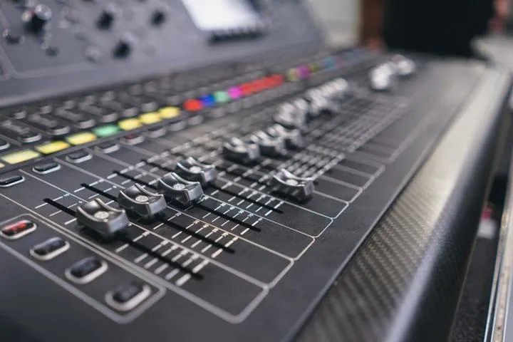 Porównanie mikrofonów monitorów interfejsów